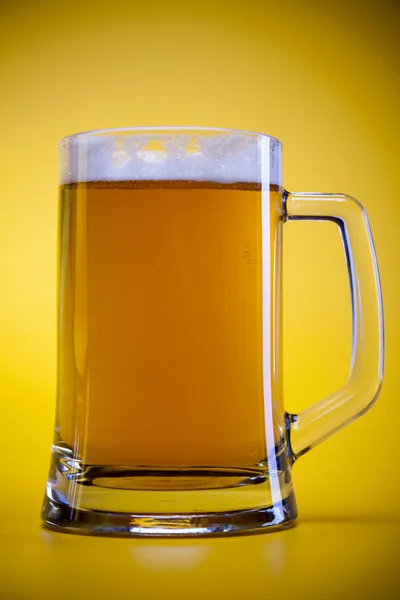 Pivní sklo se žlutým pozadím — Stock fotografie