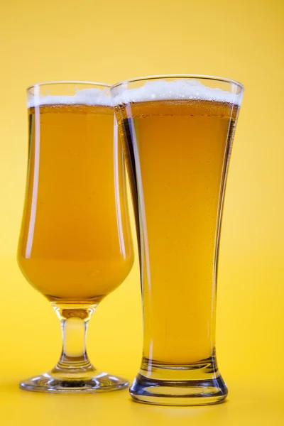 Copo de cerveja com fundo amarelo — Fotografia de Stock