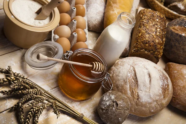 Verscheidenheid van hele tarwe brood — Stockfoto