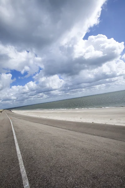 Пляж и дорога — стоковое фото