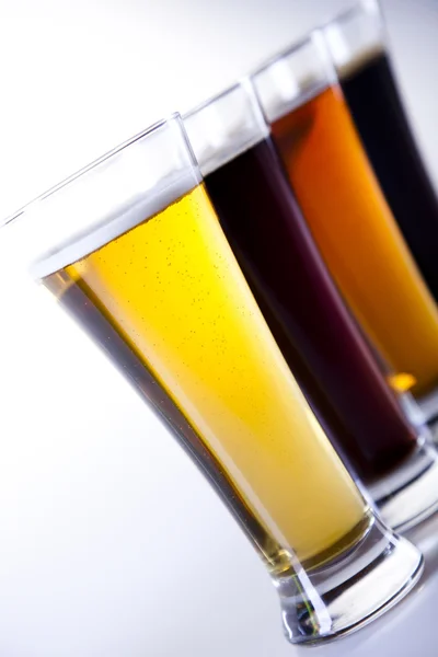 Lasillinen olutta valkoisella pohjalla — kuvapankkivalokuva