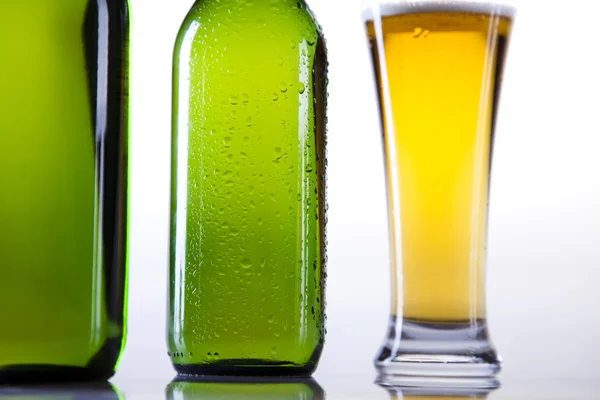 Botella de cerveza y vidrio —  Fotos de Stock