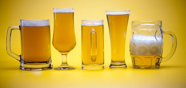 Verre à bière avec fond jaune — Photo