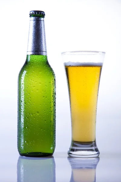 Bouteille de bière et verre — Photo
