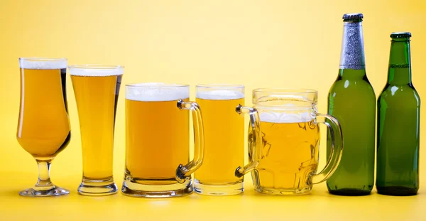 Botella de cerveza y vidrio —  Fotos de Stock