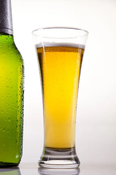 啤酒瓶和玻璃杯 — 图库照片