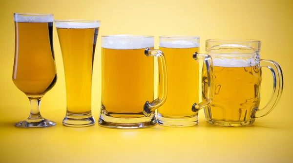 Bierglas met gele achtergrond — Stockfoto