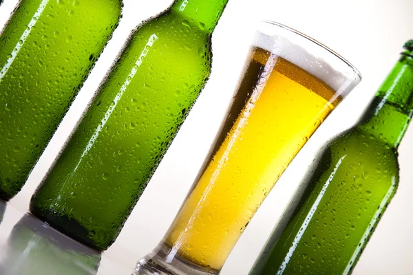 Μπουκάλια μπύρας και γυαλί — Φωτογραφία Αρχείου