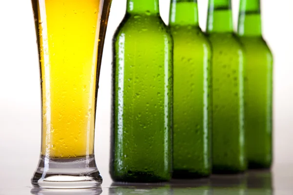 Botella de cerveza y vidrio — Foto de Stock