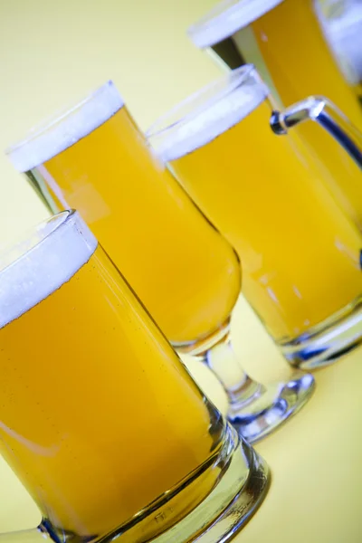 黄色の背景でビール ガラス — ストック写真