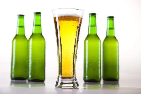 Пляшка пива і склянка — стокове фото