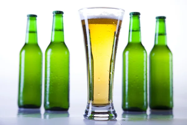 Bottiglia di birra e vetro — Foto Stock