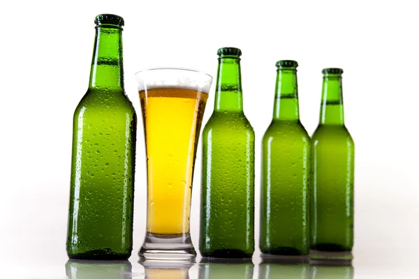 Botella de cerveza y vidrio — Foto de Stock