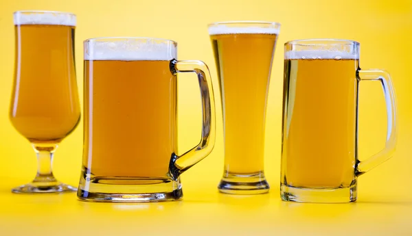 Pivní sklo se žlutým pozadím — Stock fotografie