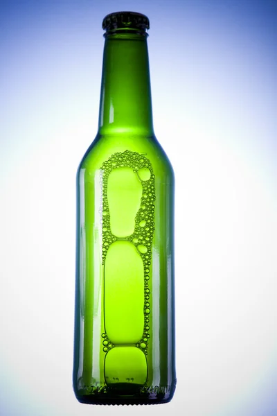 Yeşil bira şişesi — Stok fotoğraf