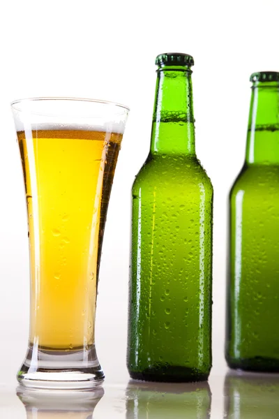Ølflaske og glass – stockfoto