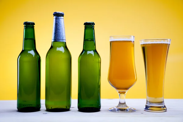 Bierfles en glas — Stockfoto
