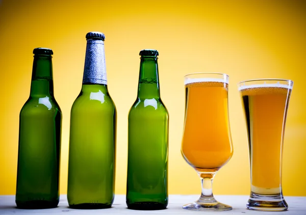 Bira şişesi ve cam. — Stok fotoğraf