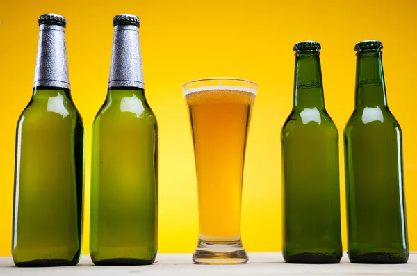 Colecção de cerveja, garrafa e vidro — Fotografia de Stock