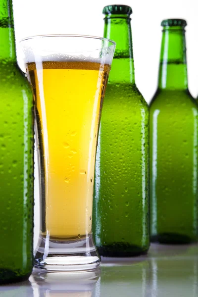 Bira koleksiyonu, şişe ve cam — Stok fotoğraf