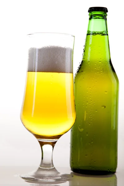 啤酒瓶和玻璃杯 免版税图库图片