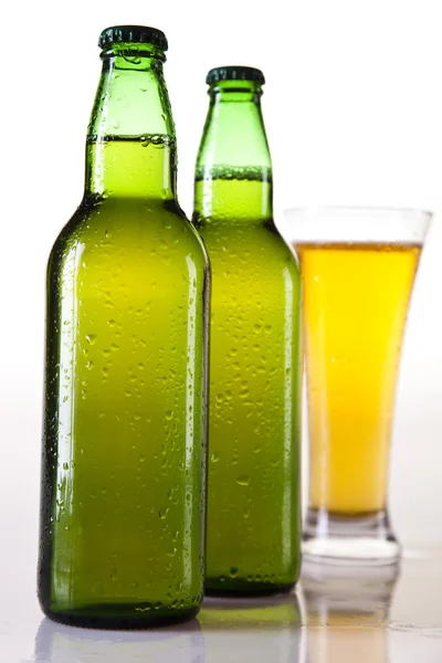 Склянка пива на білому фоні — стокове фото