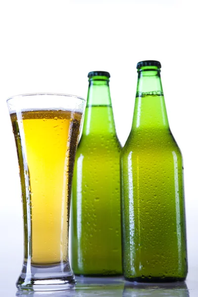 Butelka piwa i szkło — Zdjęcie stockowe