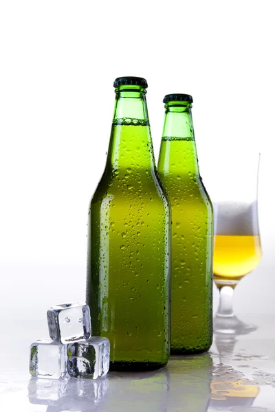 Bierflasche und Glas — Stockfoto