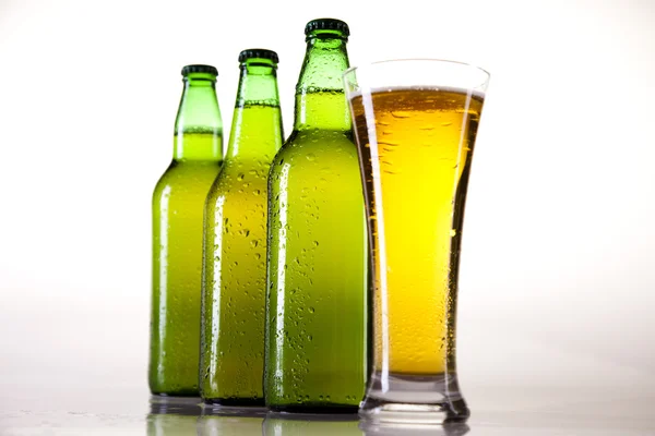 Garrafa de cerveja e vidro — Fotografia de Stock