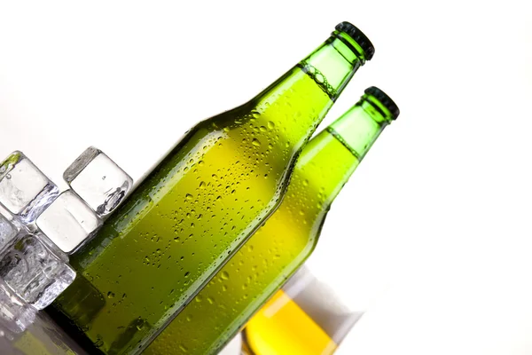 Bira şişesi ve cam. — Stok fotoğraf