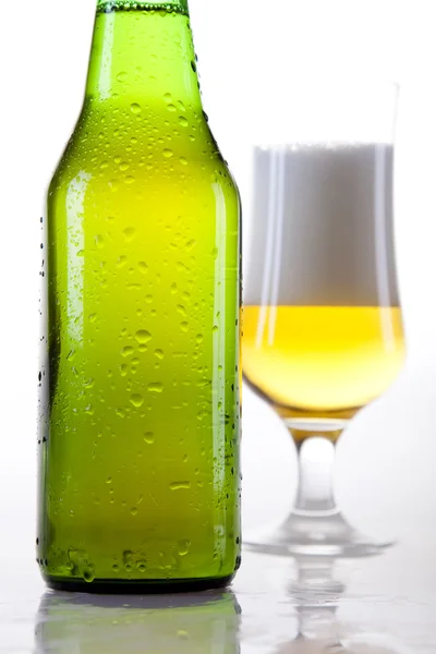Butelka piwa i szkło — Zdjęcie stockowe