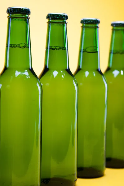 Grønn ølflaske – stockfoto
