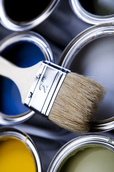 Baldes de pintura, pintura e escova — Fotografia de Stock