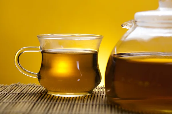 Bule de vidro e xícara com chá — Fotografia de Stock