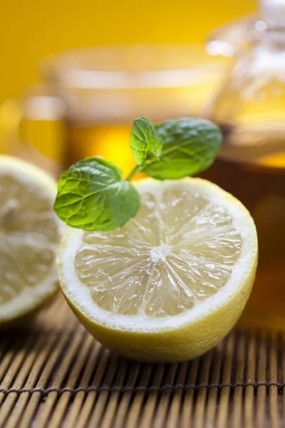 Скляна чашка чаю з лимоном — стокове фото