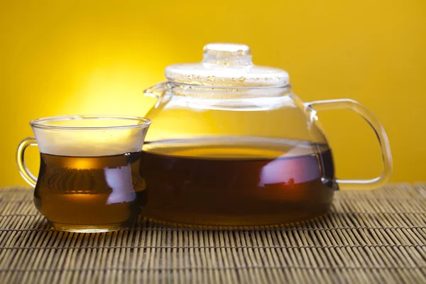 Üveg teáskanna és a zöld tea — Stock Fotó