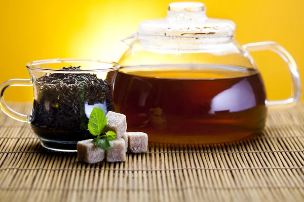 Üveg teáskanna és a zöld tea — Stock Fotó