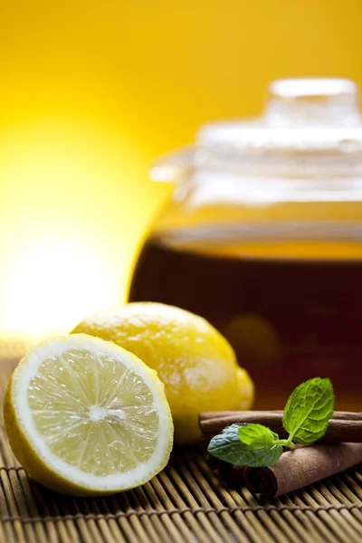 Üveg teáskanna tea citrommal — Stock Fotó