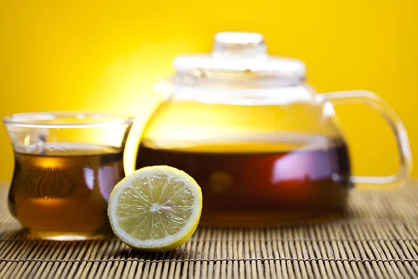 Tetera de té de vidrio con limón — Foto de Stock