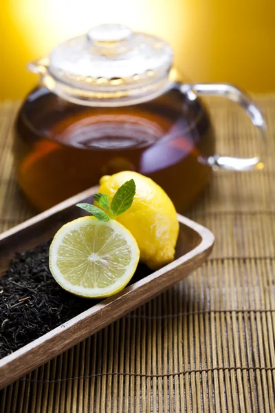 Tetera de té de vidrio con limón —  Fotos de Stock