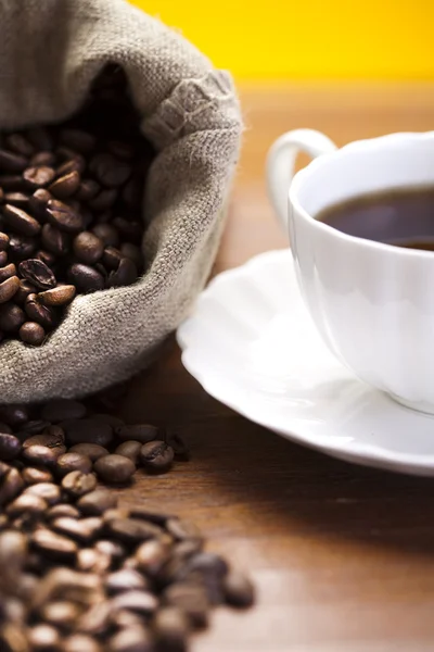 Tasse avec café en grains — Photo