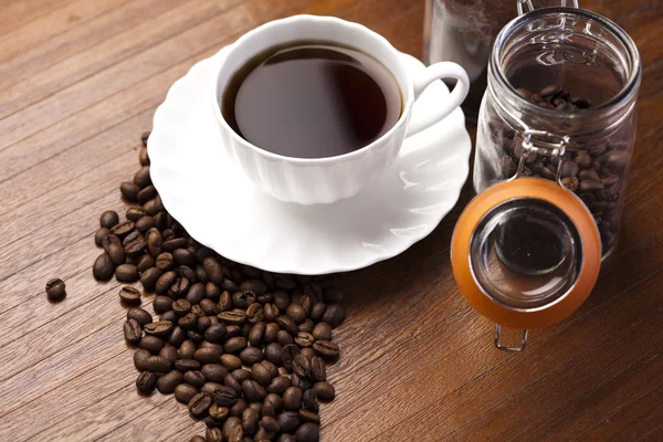 Tasse avec café en grains — Photo