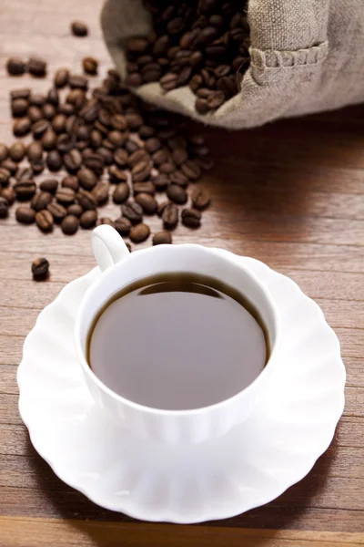 Gobelet de caféine et haricots — Photo