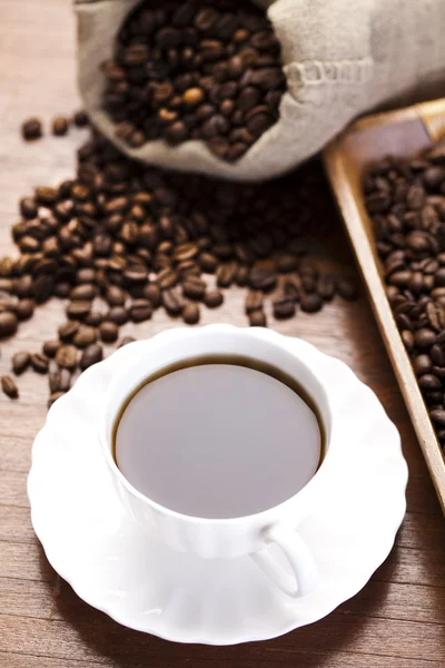 Gobelet de caféine et haricots — Photo