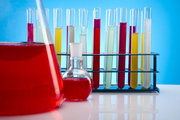 Equipamento de um laboratório de pesquisa, colorido — Fotografia de Stock