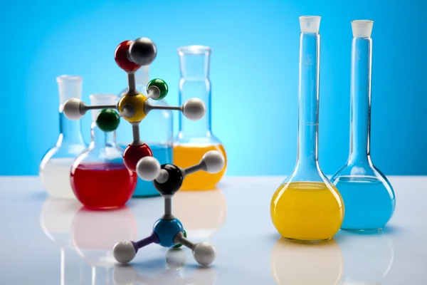 Artículos de vidrio de laboratorio que contienen líquido colorido —  Fotos de Stock