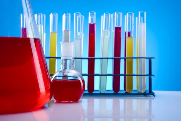 Laboratóriumi üvegeszközök tartalmazó színes folyadék — Stock Fotó