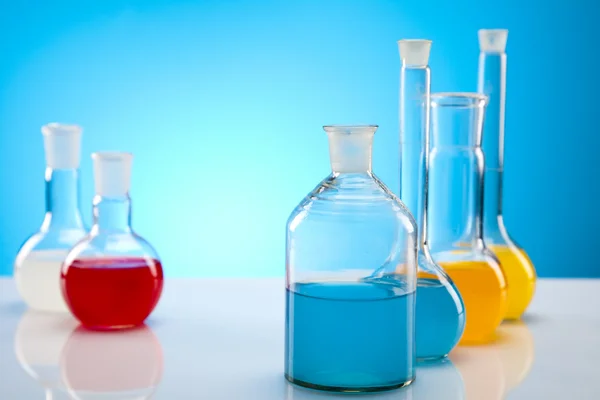 Лабораторное стекло, содержащее красочную жидкость — стоковое фото