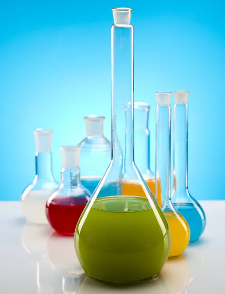 Laboratóriumi üvegeszközök tartalmazó színes folyadék — Stock Fotó