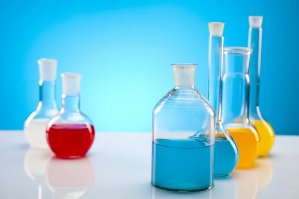 Εργαστήριο φιάλες με υγρά διαφορετικών χρωμάτων — Φωτογραφία Αρχείου